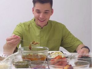 Awas! Jangan Gagal Fokus Sama Pose Makan Stefan William