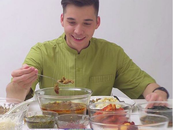 Awas! Jangan Gagal Fokus Sama Pose Makan Stefan William