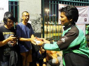 Berbagi Makanan di Kopdar Sayonara Uber