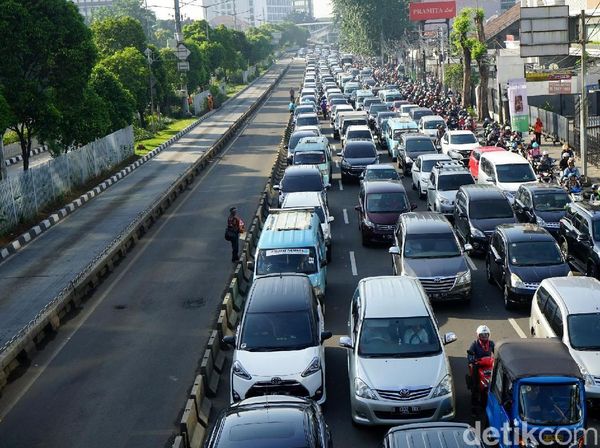 Foto: Uji Coba Underpass, Lalin Kawasan Matraman Macet Parah