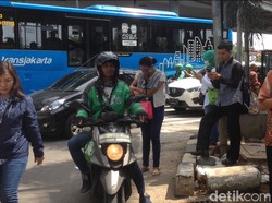 Penumpang TransJ di Matraman Menyerah