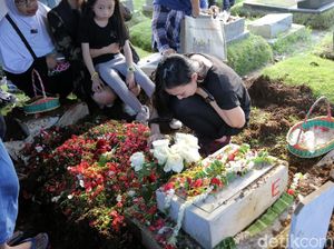 Tentang Sang Tunangan yang Ditinggal Andika Kerispatih Selamanya Tentang Sang Tunangan yang Ditinggal Andika Kerispatih Selamanya