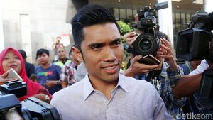 Suami Dian Sastro Diperiksa 6 Jam di KPK