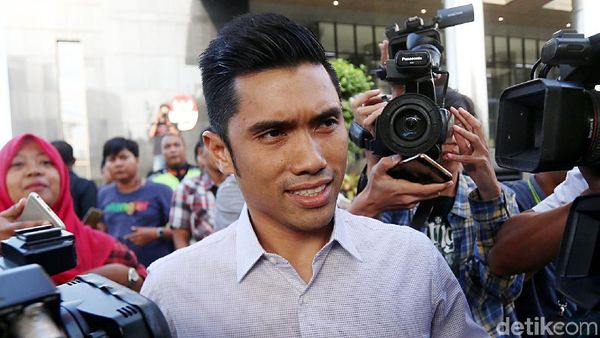 Suami Dian Sastro Diperiksa 6 Jam di KPK