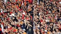 Mereka juga melakukan berbagai aksi untuk menyemangati pemain Persija.