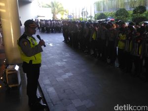 Ratusan Polisi-TNI Bersiap di Lokasi Debat Cagub, Rantis Disiagakan Ratusan Polisi-TNI Bersiap di Lokasi Debat Cagub, Rantis Disiagakan