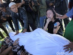 Tangisan Kekasih Pecah di Pemakaman Andika Kerispatih