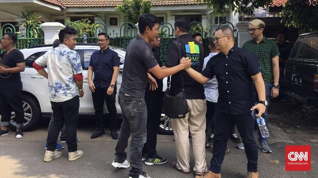 Rekan Andika di Kerispatih ke rumah duka di Cipinang, Jakarta, Selasa (10/4).