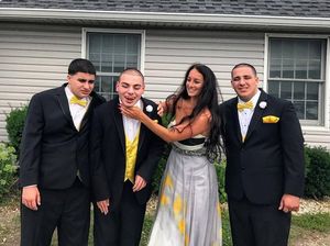 Wanita Ini Bikin Terharu Usai Unggah Foto Tiga Saudaranya yang Autis