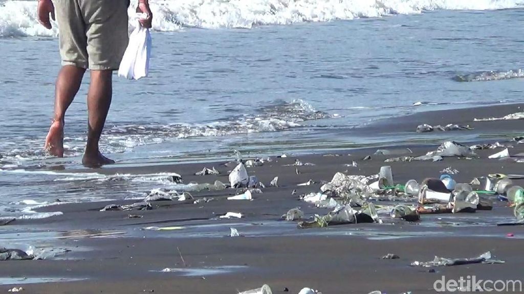 Joroknya Pantai Sanur Dipenuhi Sampah