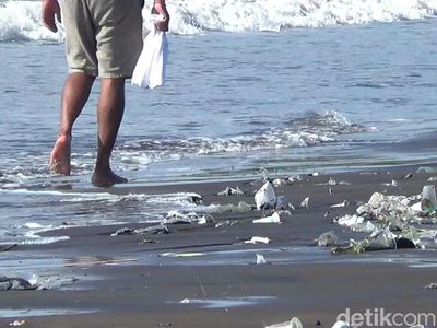 Joroknya Pantai Sanur Dipenuhi Sampah