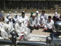 Jelang Debat Perdana, Khofifah Ziarah ke Makam Sunan Ampel