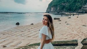 Foto Liburan Istri Mendiang Bos Playboy di Bali