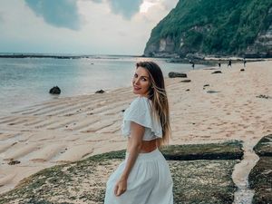 Foto Liburan Istri Mendiang Bos Playboy di Bali Foto Liburan Istri Mendiang Bos Playboy di Bali
