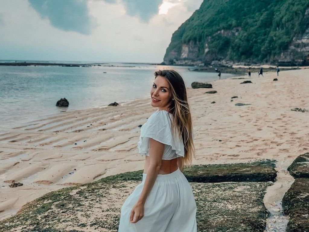 Foto Liburan Istri Mendiang Bos Playboy di Bali Foto Liburan Istri Mendiang Bos Playboy di Bali