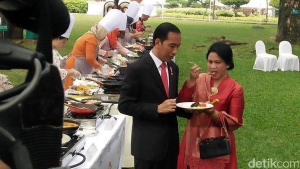 Potret Iriana Jokowi Saat Menenteng Minuman dan Makan Bareng Donald Trump