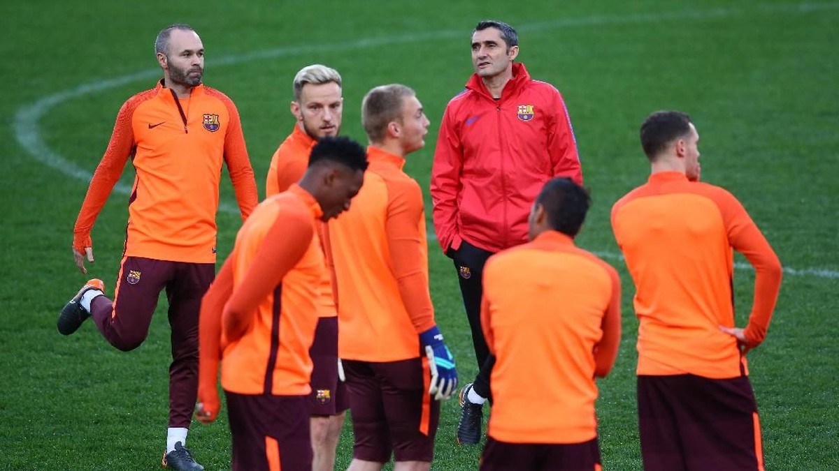 Para pemain Barcelona berlatih di bawah arahan pelatih Ernesto Valverde jelang laga melawan AS Roma (Foto: Alessandro Bianchi/Reuters)