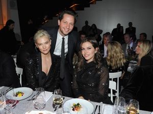 Prada Minta Maaf karena Pakai Boneka Kulit Hitam Jadi Hiasan Toko