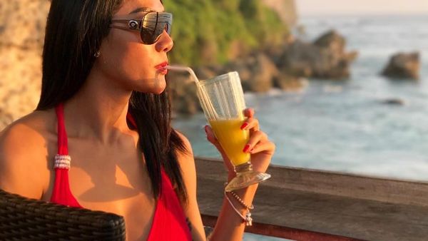 Ini 10 Bukti Kalau Melly Bradley Doyan Plesir Sambil Makan Enak