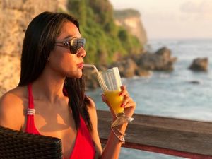 Ini 10 Bukti Kalau Melly Bradley Doyan Plesir Sambil Makan Enak