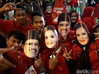 Foto: Begini Gaya Pendukung Cagub Jatim di Luar Arena Debat