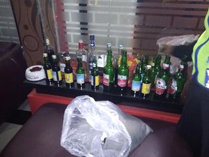 Razia Tempat Karaoke di Garut, Polisi Sita Puluhan Botol Miras Razia Tempat Karaoke di Garut, Polisi Sita Puluhan Botol Miras