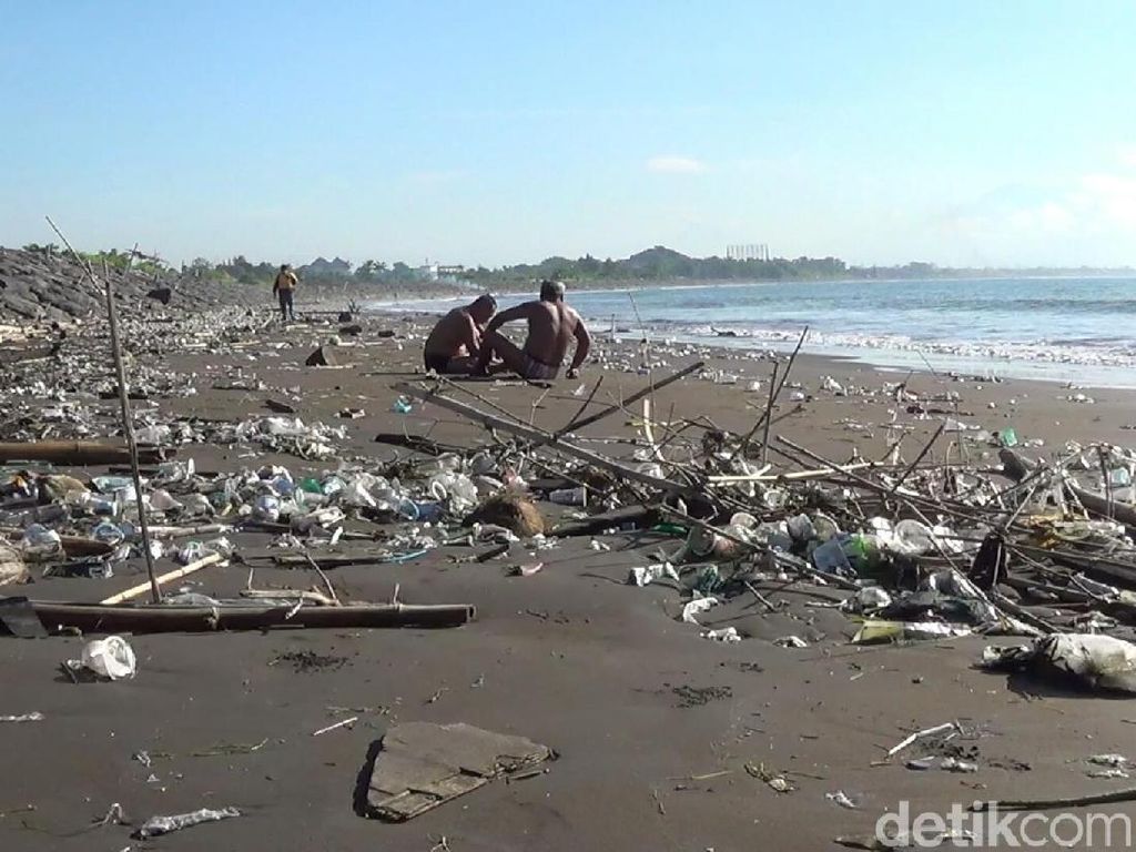 Setelah Kuta, Pantai Sanur Kini yang Diserbu Sampah!