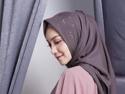 Bosan dengan Hijab Motif? Coba 3 Inovasi Desain Hijab Segi Empat Ini