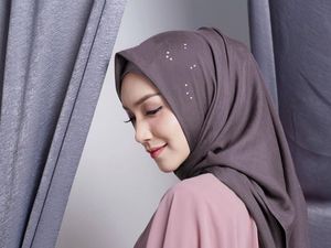 Bosan dengan Hijab Motif? Coba 3 Inovasi Desain Hijab Segi Empat Ini Bosan dengan Hijab Motif? Coba 3 Inovasi Desain Hijab Segi Empat Ini