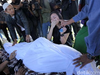 Duka dan Tangis sang Kekasih di Pusara Andika Kerispatih