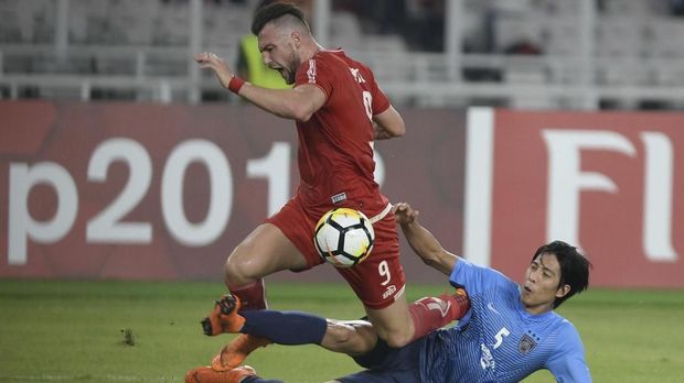 Marko Simic masih berupaya mencetak gol setelah Persija memimpin 3-1 atas Tampines.