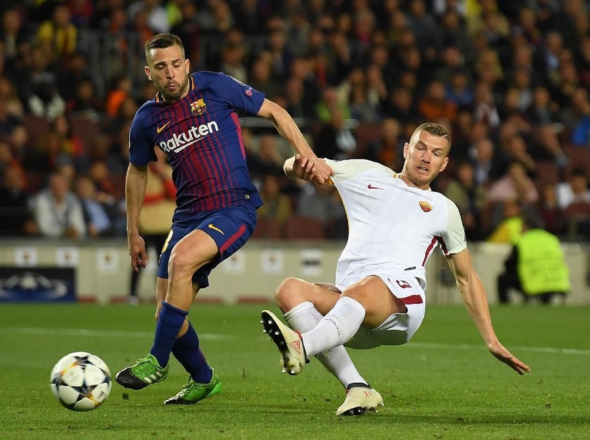 Penyerang AS Roma Edin Dzeko (kanan) saat menghadapi Barcelona pekan lalu. (Foto: Mike Hewitt/Getty Images)