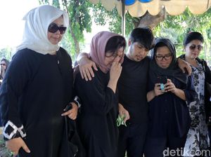 Haru Biru Pemakaman Andika Kerispatih Haru Biru Pemakaman Andika Kerispatih