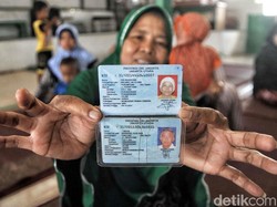 Pemprov DKI Beri KTP ke 166 Warga di Kampung Akuarium