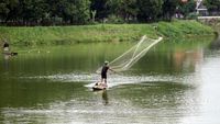 Foto: Mencari Ikan di Situ Gintung