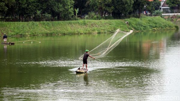 Foto: Mencari Ikan di Situ Gintung