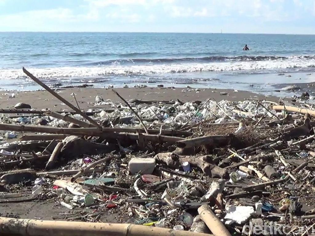 10 Ton Sampah Diangkut di Pantai Sanur Setiap Hari