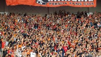 Suporter Persija Jakarta The Jakmania dan suporter tim Johor Darul Taazim (JDT) Boys Of Straits memadati Stadion Utama Glora Bung Karno (SUGBK) dalam laga lanjutan pertandingan fase grup Piala AFC 2018, Selasa (10/4/2018).