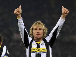 Ibrahimovic semppat dua musim main bareng Pavel Nedved di Juventus. Kebersamaan itu membuat Ibra memilih Nedved untuk melengkapi skema tiga gelandang. (Foto: New Press/Getty Images)