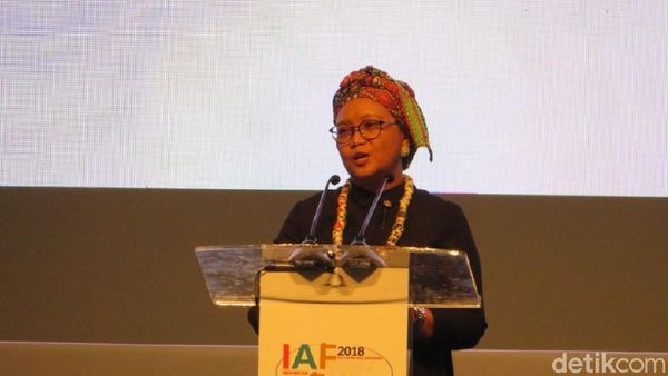 Foto: Pesona Retno Marsudi dengan Pakaian Khas Afrika