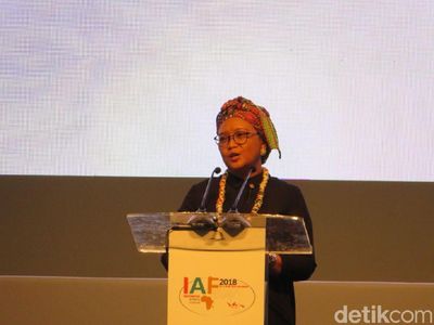 Foto: Pesona Retno Marsudi dengan Pakaian Khas Afrika