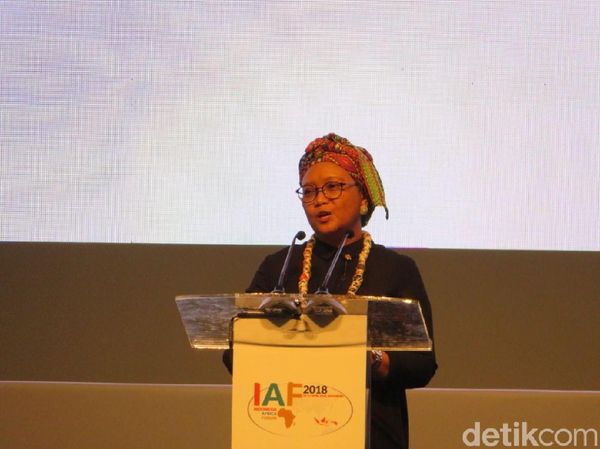 Foto: Pesona Retno Marsudi dengan Pakaian Khas Afrika