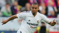 Mantan penyerang Brasil Ronaldo memang doyan wanita seperti kebanyakan pesepakbola dari negara itu. Tapi Ronaldo pernah ketiban sial ketika menyewa wanita panggilan yang ternyata salah satunya adalah waria. Saat skandal itu muncul ke publik, Ronaldo diputus pacarnya Maria Beatriz Anthony (Denis Doyle/Getty Images)