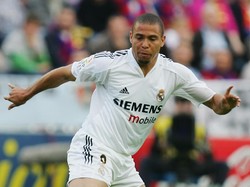 Mantan penyerang Brasil Ronaldo memang doyan wanita seperti kebanyakan pesepakbola dari negara itu. Tapi Ronaldo pernah ketiban sial ketika menyewa wanita panggilan yang ternyata salah satunya adalah waria. Saat skandal itu muncul ke publik, Ronaldo diputus pacarnya Maria Beatriz Anthony (Denis Doyle/Getty Images)