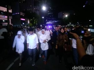 Diiringi Ibu-ibu, Khofifah-Emil Jalan Kaki ke Lokasi Debat Diiringi Ibu-ibu, Khofifah-Emil Jalan Kaki ke Lokasi Debat