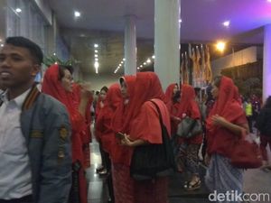 Pendukung Berdatangan, Lokasi Debat Cagub Jatim Mulai Ramai Pendukung Berdatangan, Lokasi Debat Cagub Jatim Mulai Ramai