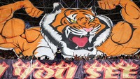 The Jak membentangkan poster bergambar macan.