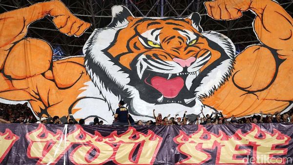 Jakmania dan Boys Of Straits Adu Yel-yel