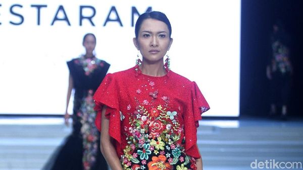 Foto: 12 Koleksi Busana Malik Moestaram Terinspirasi Lukisan Eropa