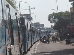 Uji Coba Underpass Matraman: TransJ Mengular, Penumpang Turun